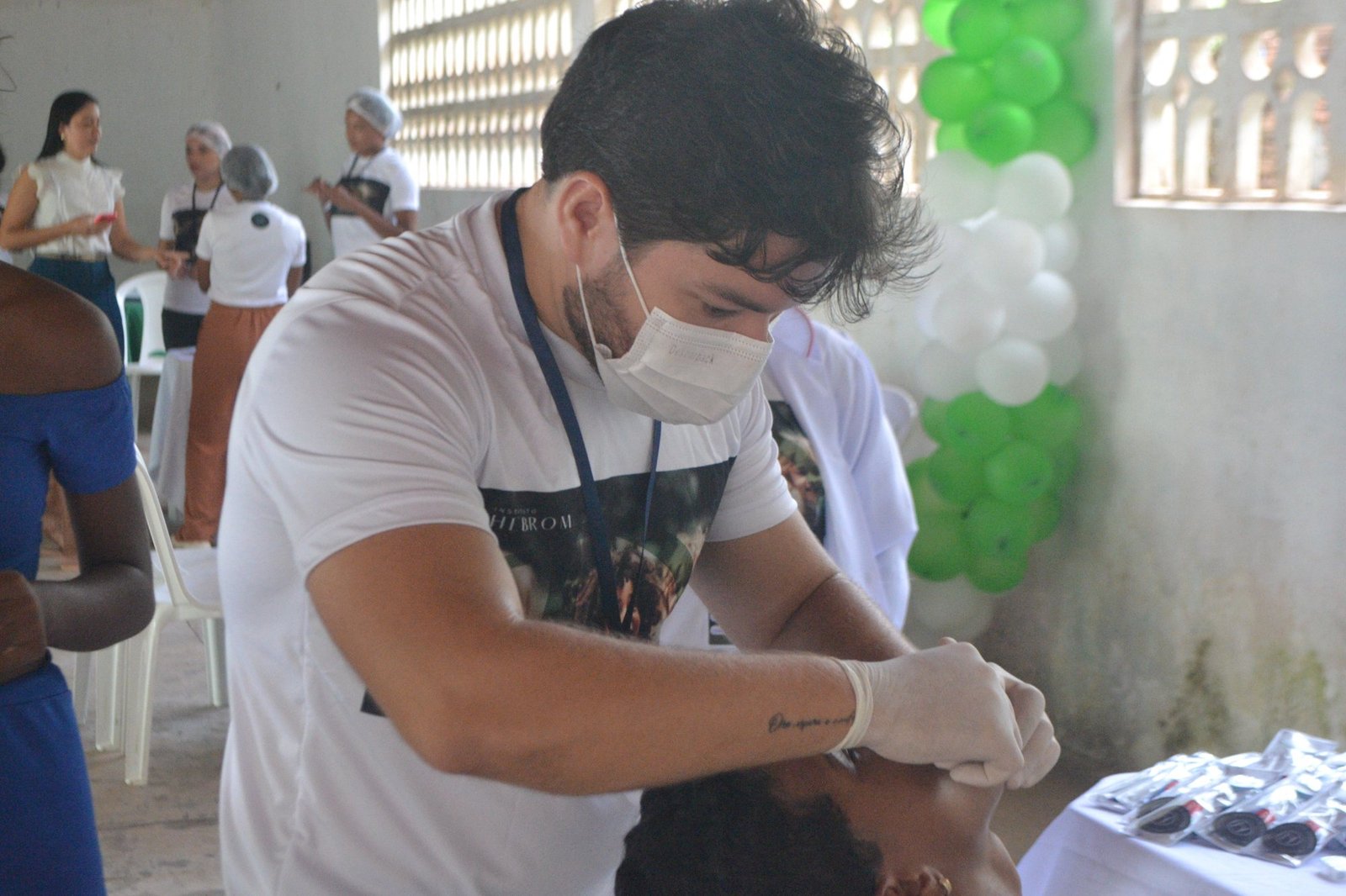 Voluntário do Instituto Hebrom fazendo um corte de cabelo gratuito durante o Dia D Hebrom