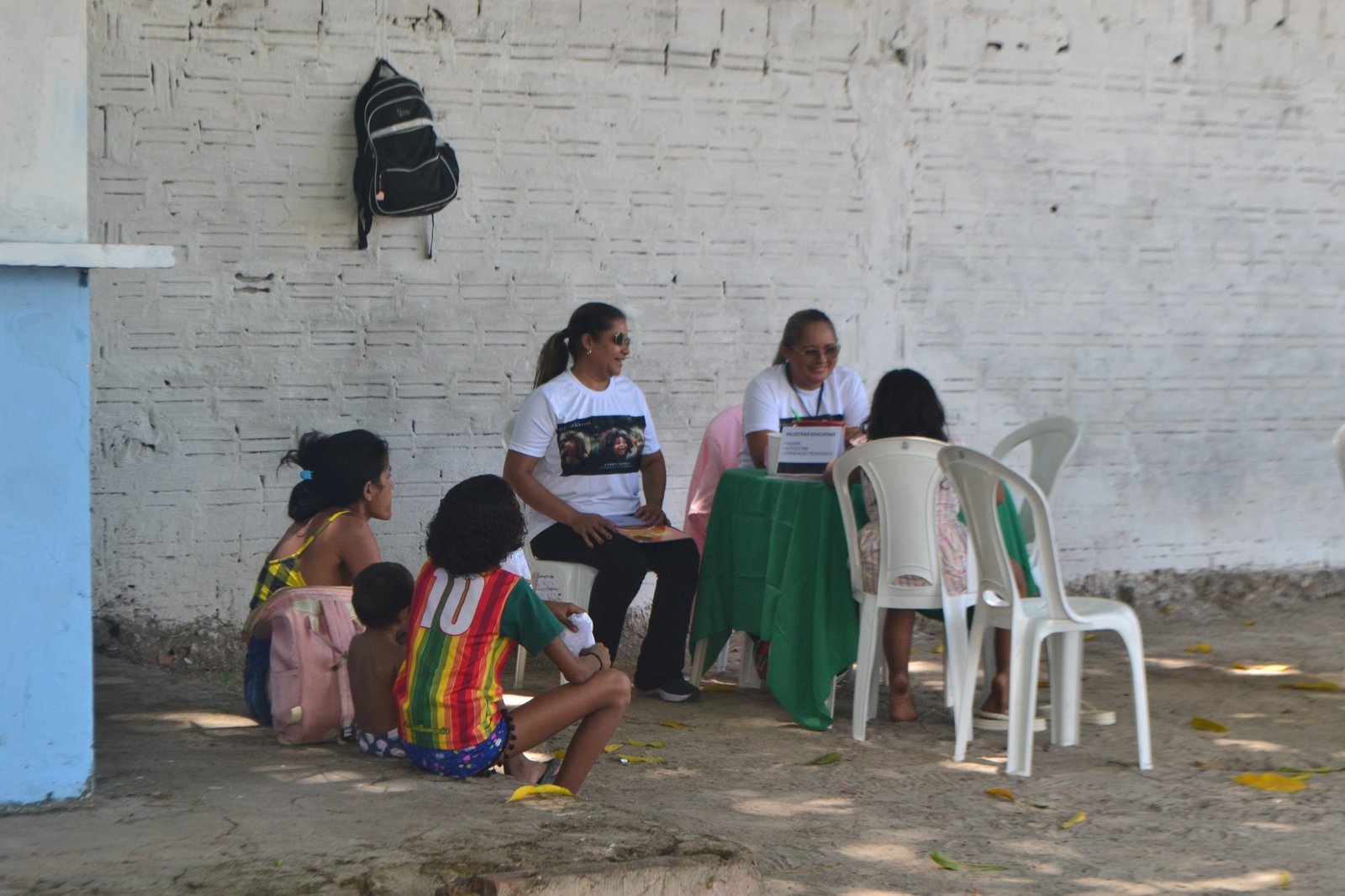Voluntários do Instituto Hebrom em atendimento e orientação a uma família durante o Dia D Hebrom