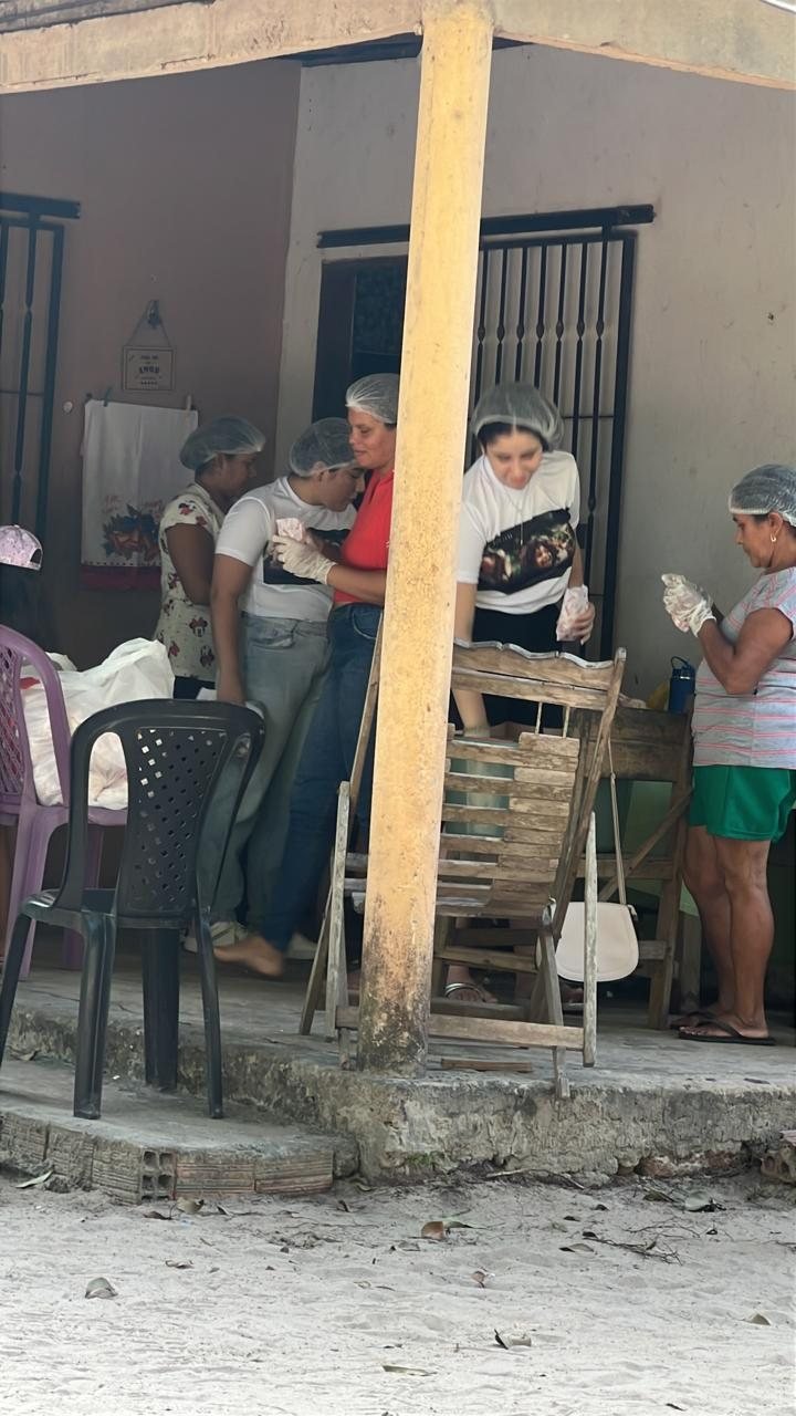 Crianças assistindo à sessão de cinema gratuita do Dia das Crianças 2025: Cinema do Hebrom