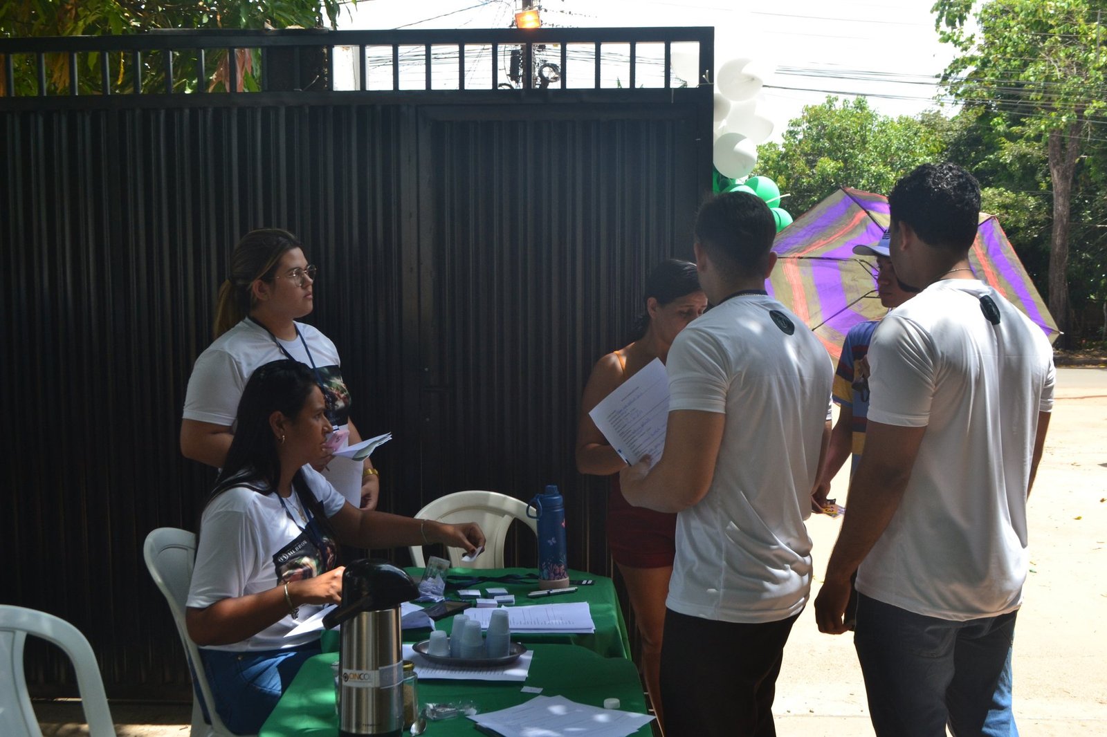 Voluntários fazendo a recepção e o cadastro da comunidade no Dia D Hebrom