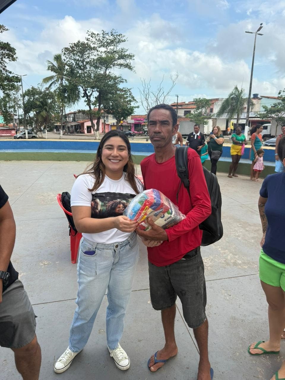 Entrega de cestas básicas no Natal Solidário 2025, no Alto do Turu